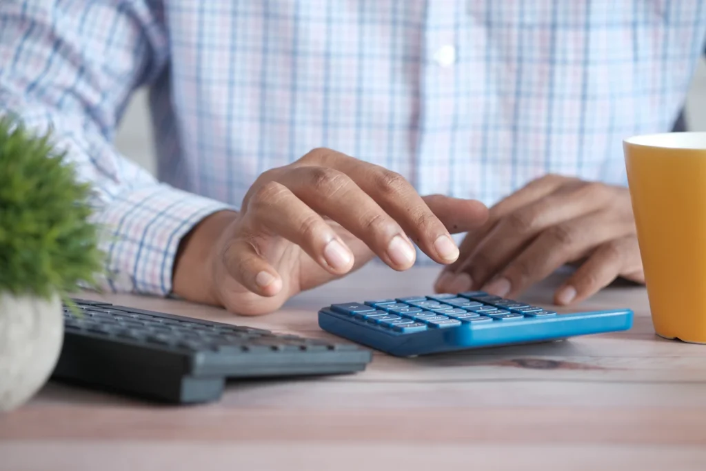 Family calculating the 10% Florida bail bond premium for a Pasco County bond in Land O' Lakes